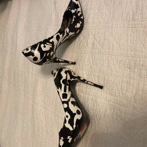 LEL NEVER WORN Pumps